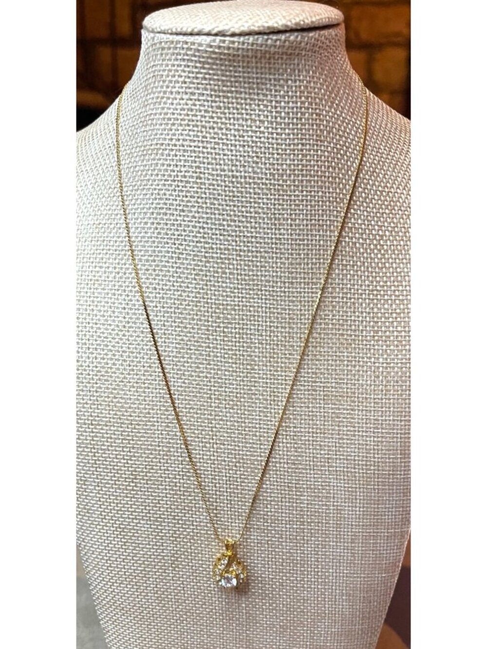 Gold Twist Solitaire Round Crystal Pendant Necklace